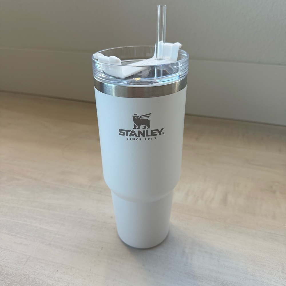 ⚡️🚚 MOVING SALE! 🤍 Stanley The Quencher H2.O FlowState Tumbler 20oz